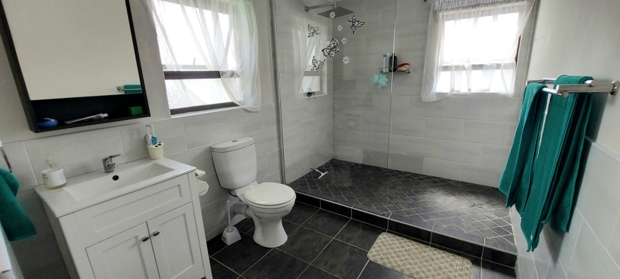 5 Bedroom Property for Sale in Sunrise On Sea Eastern Cape